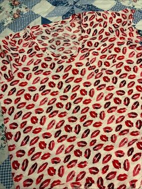 torrid White V-Neck Tee with Red Lip Print